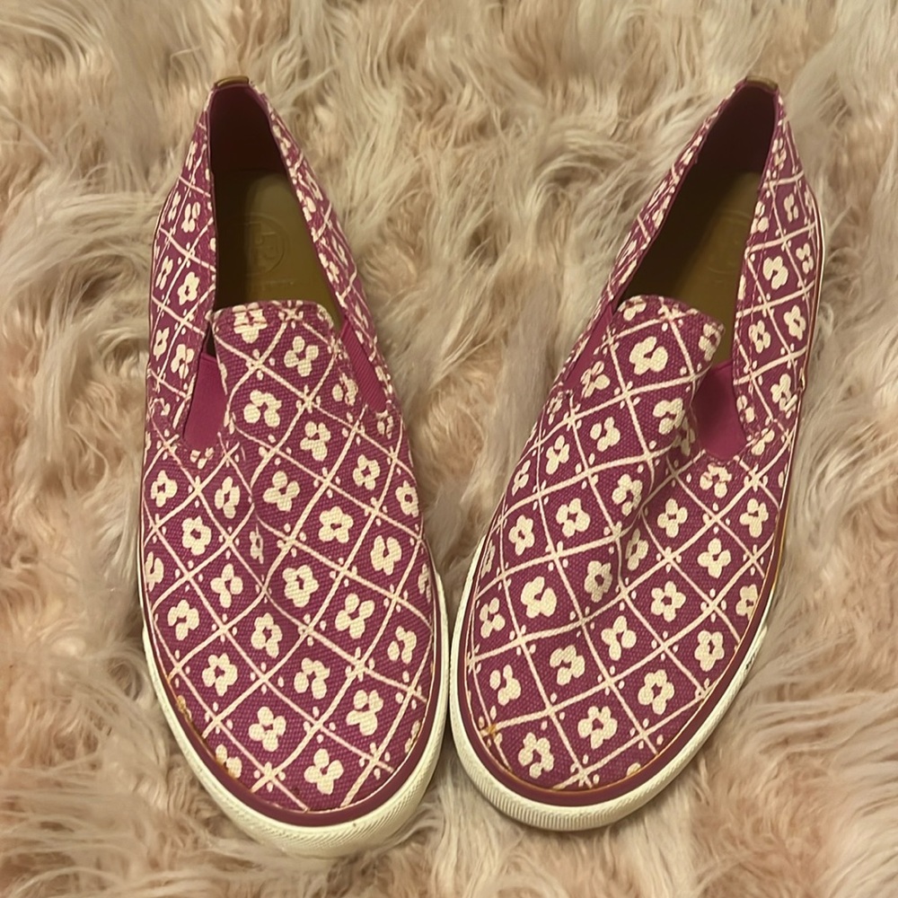 Tory Burch soft loafer. Fushia and white. Size 9.